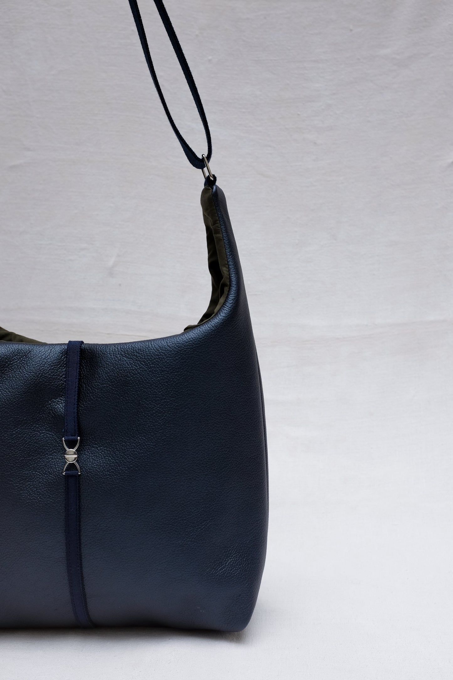 Cuir grainé bleu nuit iridescent